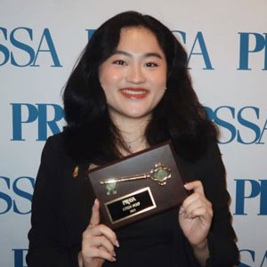 headshot of Uyen Ngo