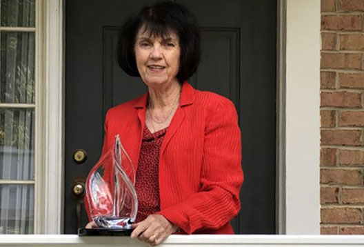 Elizabeth-Toth-College-of-Fellows Elizabeth Toth holding award
