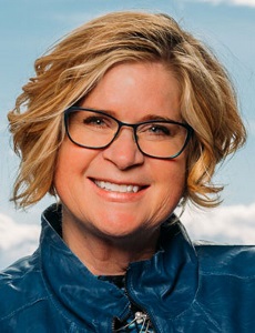 headshot of Linda Farmer, APR